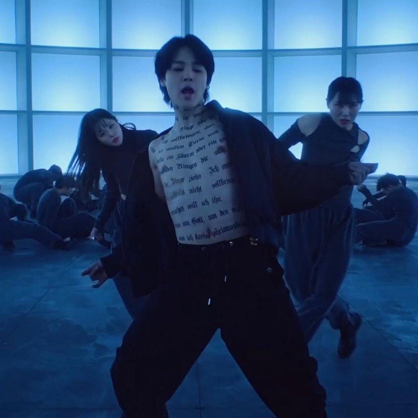 BTSItalia_twt2's tweet photo. 🔍| Il testo scritto sul corpo di #JIMIN nel MV di "Set Me Free Pt.2" è una poesia del poeta tedesco Rainer Maria Rilke intitolata "Ich lebe mein Leben in wachsenden Ringen"! 

#SetMeFree_Pt2 @BTS_twt https://t.co/4elGEvjziW