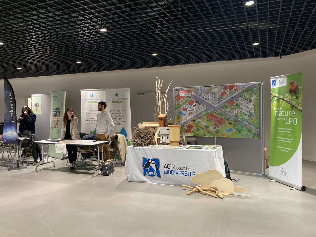 UnivAngers's tweet photo. Ensemble construisons le monde de demain ! Retrouvez les personnels du #Suioip et @adrien_maslet #VPE sur le forum de la @COP3_Etudiante au centre de Congrès toute la journée pour des ateliers CV&amp;compétences. @IAEAngers est aussi impliqué pour les fresques #climat : Go ! https://t.co/YYfdN5cM8o