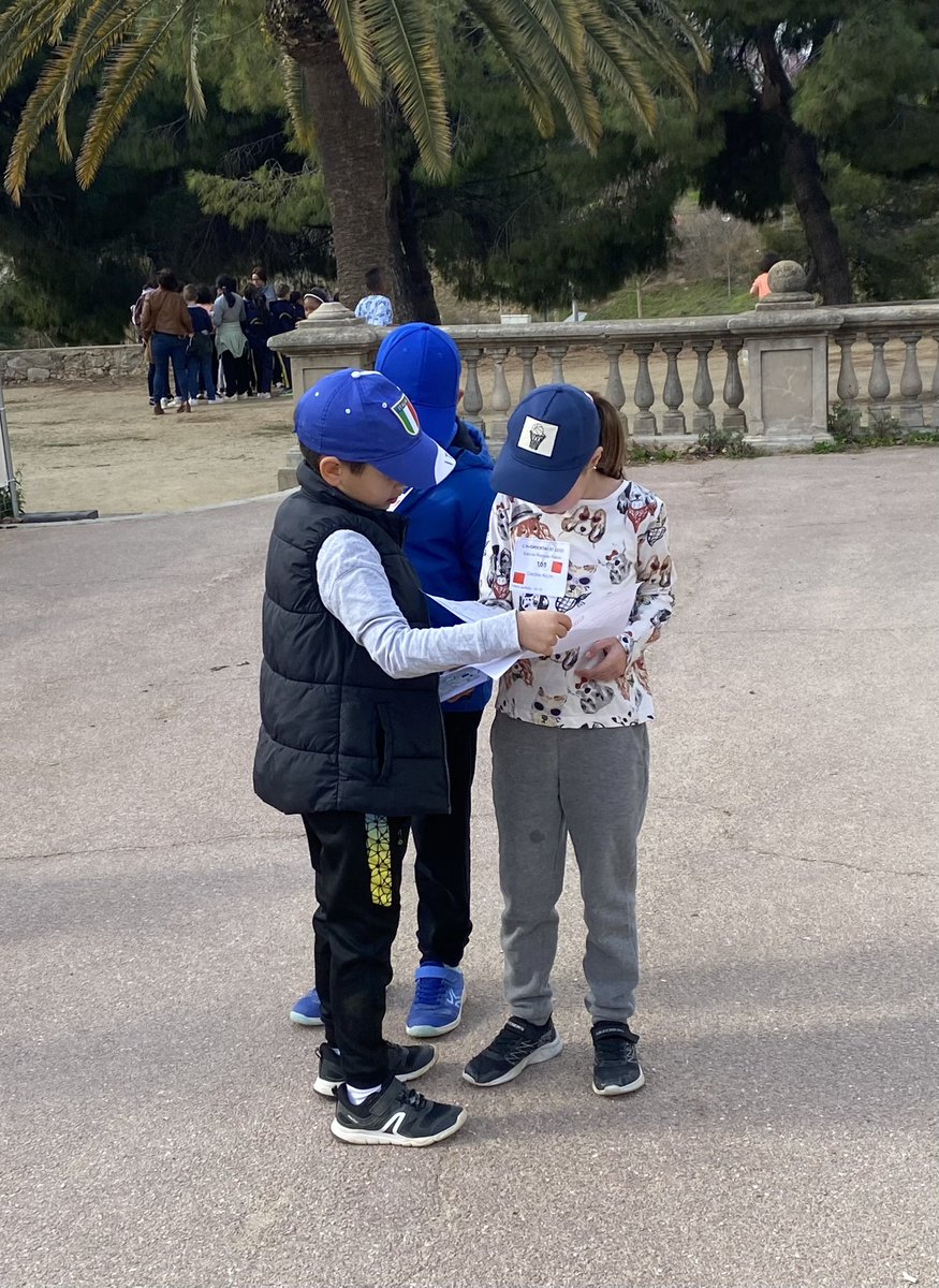 Els alumnes de 4t de primària d’escoles de l’Hospitalet de Llobregat participen a la Cursa d’orientació a Can Buxeres. Organitzada per professorat d’educació física de centres de la ciutat.
