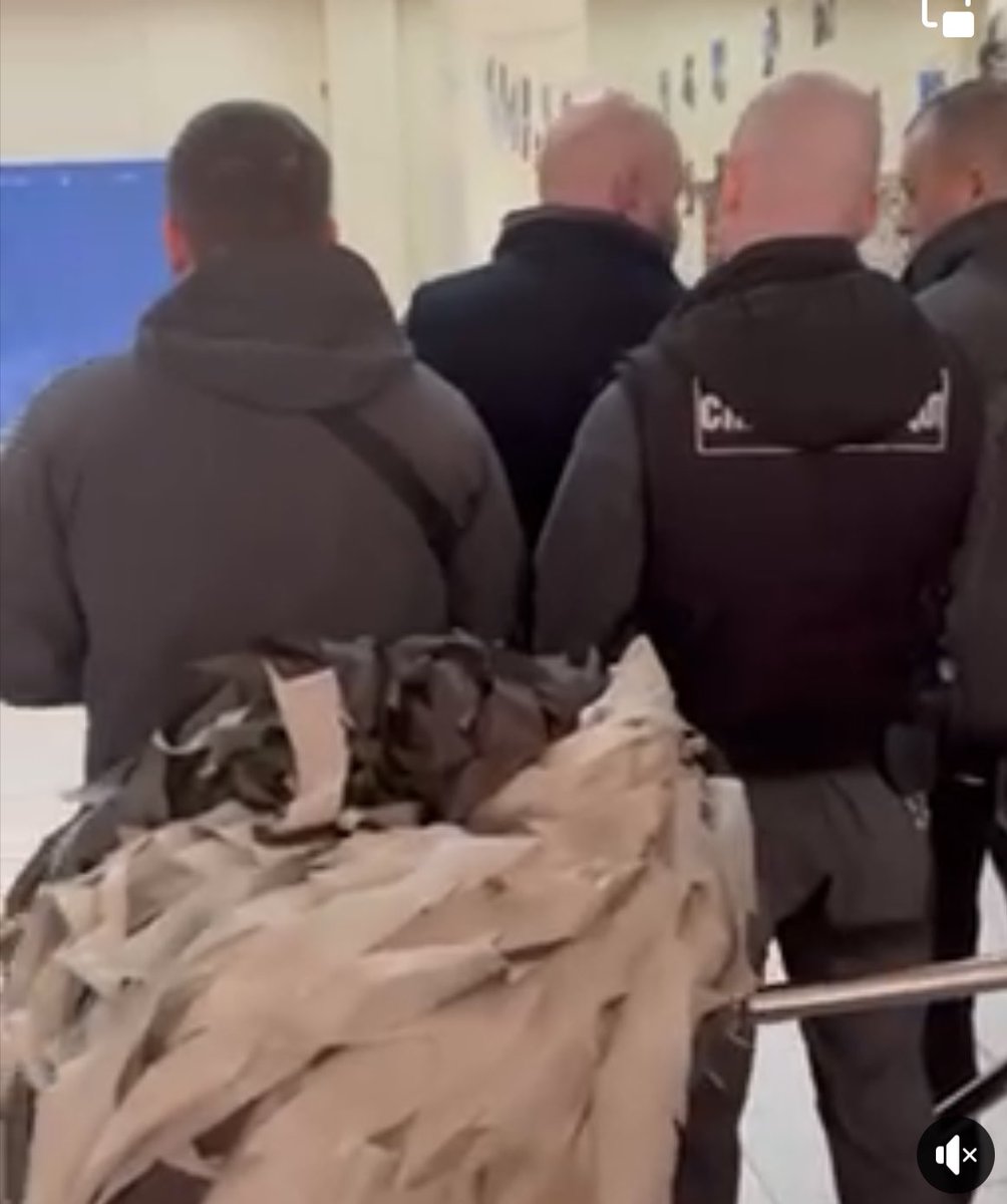 IrynaGerashche2's tweet photo. В одеський Гончаренко Центр вдерлися тітушки, заблокувавши вхід для волонтерів. За рік в Центрі виготовили 45 000 м2 маскувальних сіток для 450 військових частин;1035 людей отримали медикаменти;3045 сімей -продукти. Виселяють Центр Слуги і ОПЗЖ. Бо в Центру неправильне прізвище https://t.co/L8TCNKOzef