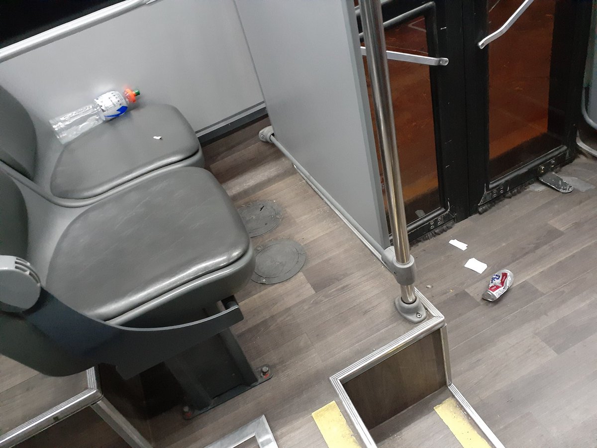 papychu88668355's tweet photo. Buenos dias, escribo esto pues ya me ha pasado varios dia. Yo tomo del terminal de buses Subus desde San Bernardo hacia Stgo. Y son una asquerosidad, salen con basura sucios, osea como uno va pagar un servicia tan mal #subus #biobio https://t.co/OZX2As8GQo