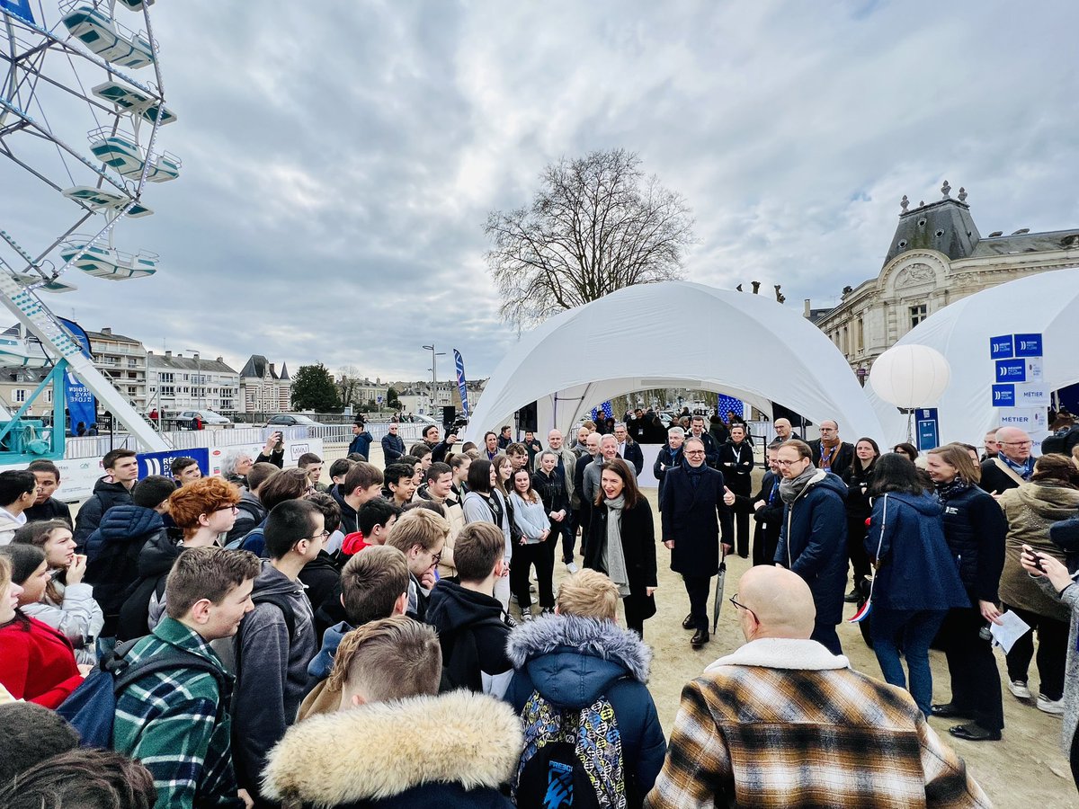 🎡 Inauguration du village du Big Bang de l’Emploi à #Laval ! 
Une expérience orientation inédite pour trouver sa voie et son emploi ! 
Nous vous attendons nombreux aujourd’hui et demain square Boston à Laval. 
#BigBangEmploi 
🔗big-bang-emploi.fr