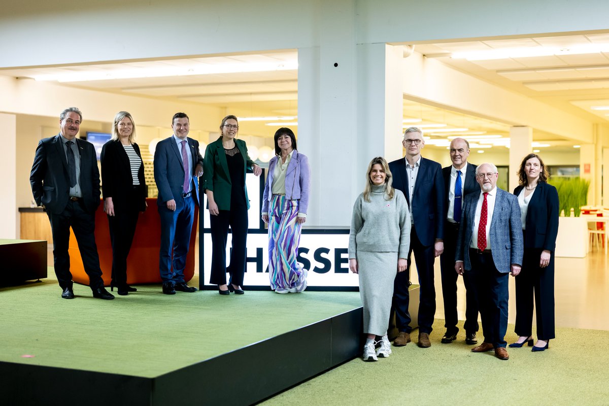 BernardVheusden's tweet photo. Data make a difference! Thanks to a new Chair on Colon Cancer, sponsored by @LKankerfonds and @StopDarmkanker, our top scientists @DSI_Uhasselt will make a dashboard with data on colon cancer. With the right information and sensitization we can save lives. #stopcoloncancer https://t.co/cxIu5MuZpo
