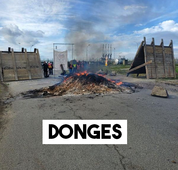 ContreAttaque_'s tweet photo. Donges ce vendredi matin. Des bruits courent sur une possible intervention de CRS pour débloquer la raffinerie. Le blocage se renforce. N'hésitez pas à passer soutenir les grévistes. https://t.co/0TRVA1BIi2