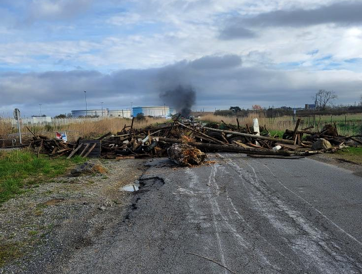 ContreAttaque_'s tweet photo. Donges ce vendredi matin. Des bruits courent sur une possible intervention de CRS pour débloquer la raffinerie. Le blocage se renforce. N'hésitez pas à passer soutenir les grévistes. https://t.co/0TRVA1BIi2