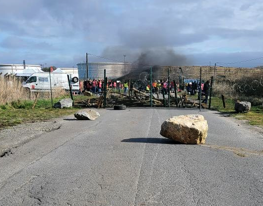 ContreAttaque_'s tweet photo. Donges ce vendredi matin. Des bruits courent sur une possible intervention de CRS pour débloquer la raffinerie. Le blocage se renforce. N'hésitez pas à passer soutenir les grévistes. https://t.co/0TRVA1BIi2