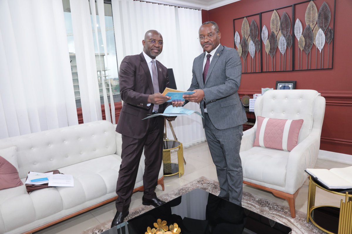 afristat_org's tweet photo. Le Directeur Général d'@afristat a été reçu en audience le 14 mars 2023 par Hon. Audace Niyonzima, Ministre des Finances, du Budget et de la Planification Economique du Burundi, Président du Conseil des Ministres d'AFRISTAT. #AFRISTAT, #BURUNDI https://t.co/dsNBkdHFQx