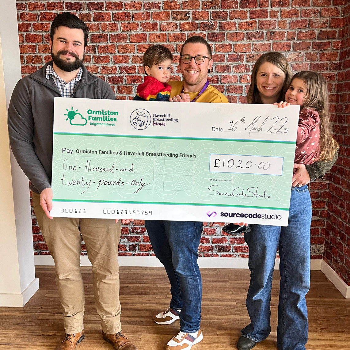SrcCodeStudio's tweet image. It's official! Thanks to all the wonderful donations we have raised a whopping £1,020 🎉

Accepting on behalf of @ormistonfamily we have Matthew &amp;amp; accepting on behalf of the @HBfFriends we have Ryan's wife Lynette, &amp;amp; their children Hugh &amp;amp; Ava

#FeelGoodFriday #Fundraiser #Suffolk