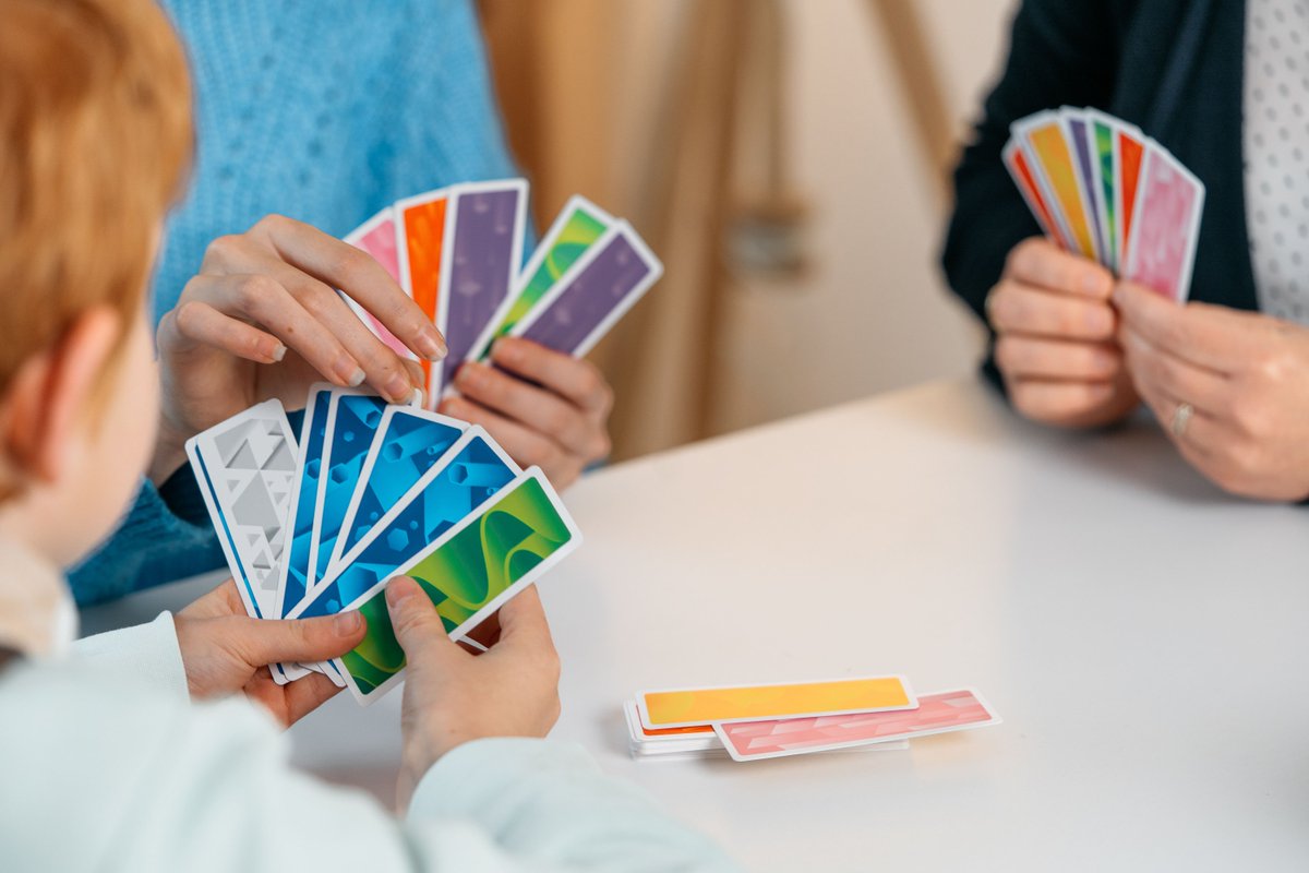 blueorangenews's tweet photo. #ColorFlush est disponible dès aujourd'hui dans vos boutiques de jeux favorites ! Tentez d’être le premier à réunir dans votre main des cartes de la même couleur 🔃🎨

💡 Vivien Roeltgen
🍼7+ ⏳ 15mn 🤓 3-6
📸 1/4 Dans la boite Studio https://t.co/sAPXpfPTxk