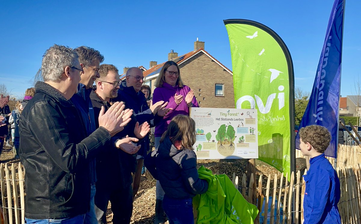 IVNZeeland's tweet photo. Ook Sint-Annaland heeft nu een eigen minibosje! Op 15 maart werd het Tiny Forest aangeplant door leerlingen van de School met de Bijbel en OBS de Casembroot, leerkrachten, natuurouders, inwoners, Anna Groen, IVN Natuureducatie en medewerkers van @Rabobank Zeeuwse Delta 💪🌳 https://t.co/vBm1YbunqY