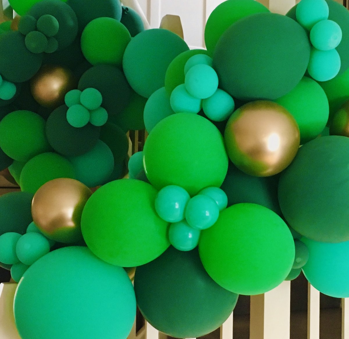 Lá fhéile Pâdraig ☘️ 
Happy St Patrick’s Day to everyone celebrating today!

#balloondecor #biodegradablelatex #balloonceiling #luxurygifts #birthdaycelebrations #memoriesmade #goldballoons #chromeballoons #balloondelivery #personalisedballoons #heliumballoons #balloonsky #balloo