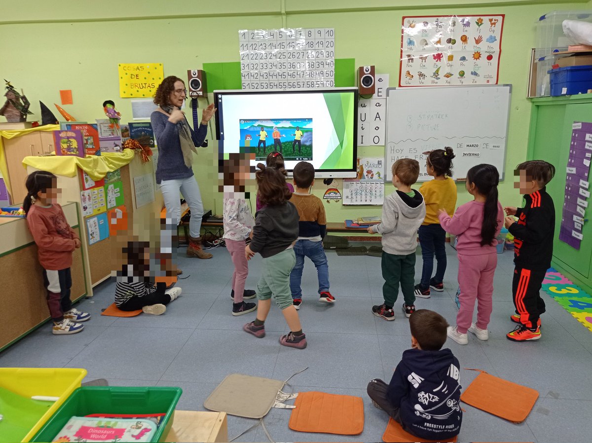 CFPIdiomas's tweet image. ☘️Happy St Patrick&apos;s Day! 
We&apos;re celebrating this magical day in the best possible way with Kathryn &amp;amp; Reyes, our #OBSERVA_ACCIÓN #COMUNICA_ACCIÓN #ONE2ONE couple in @ceipNAC 
&amp;amp; 11 lovely 4 year olds children

@educacyl #SCHOOL4SCHOOL #MENTOR_ACTUA #innovaCyL #internacionalizaCyL