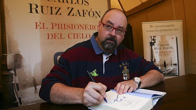 ZafonOfficial's tweet photo. En la firma de mi libro: El Prisionero Del Cielo https://t.co/KnhKqAvWOa