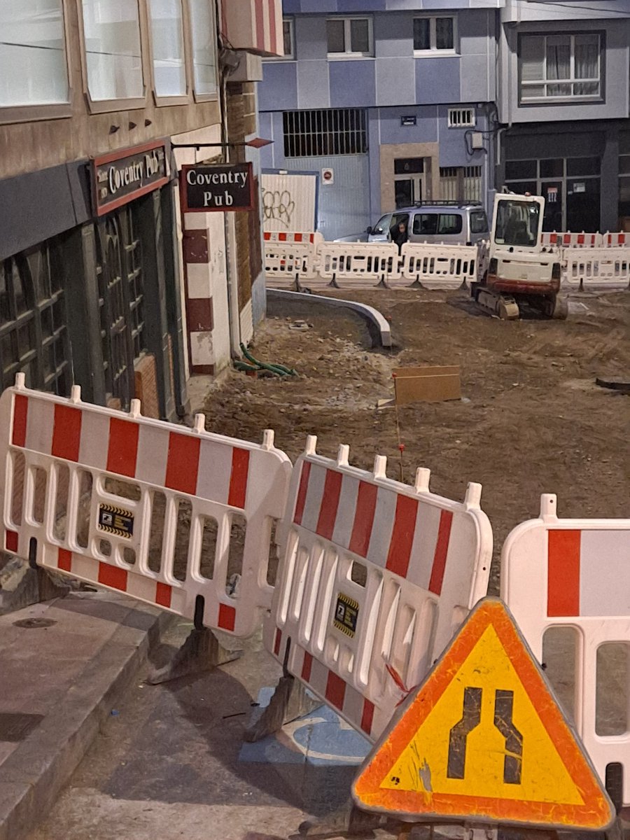 borjasoto's tweet photo. @dinisss Hola me gustaría saber si las obras que están teniendo lugar en las calles Jorge Borrow y Nebrija para cambiar pavimento y acera, se van a extender a la calle  San Pedro de Mezonzo. Hace mes y medio la alcaldesa se comprometió a buscar soluciones.
Gracias https://t.co/mferNw6bhd