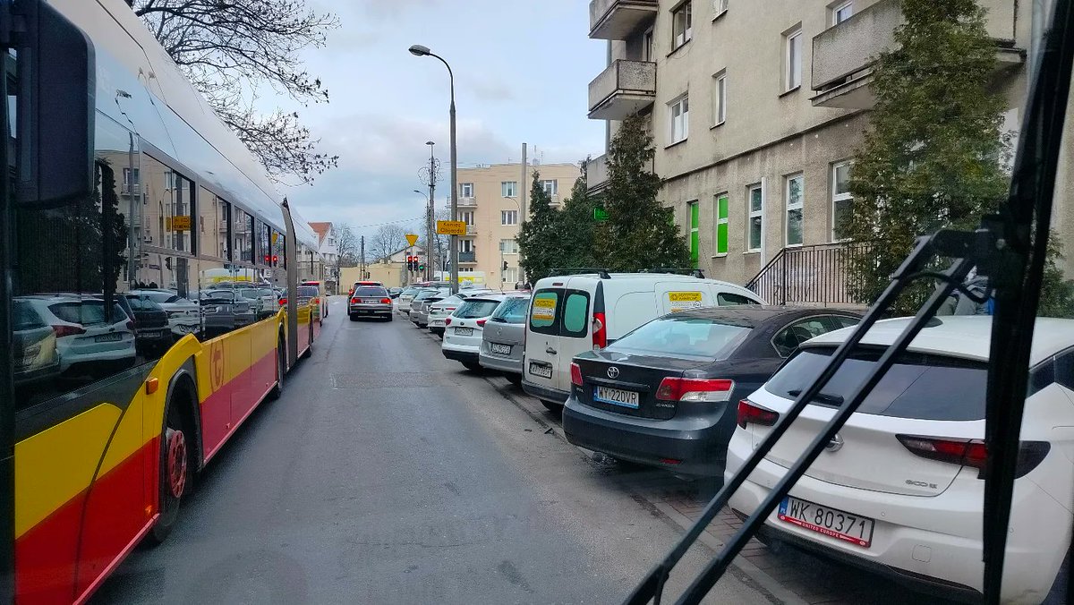 WarsawRobDriver's tweet image. Czy na ulicy Zdobniczej zniknie parking i udrożni się ulica tak aby dwa pojazdy @WTP_Warszawa mogły się minąć? 
Na razie brak możliwości takiej. 
@ZDM_Warszawa @SMWarszawa co dalej z tym problemem?
Po więcej informacji zapraszam tutaj m.facebook.com/story.php?stor…