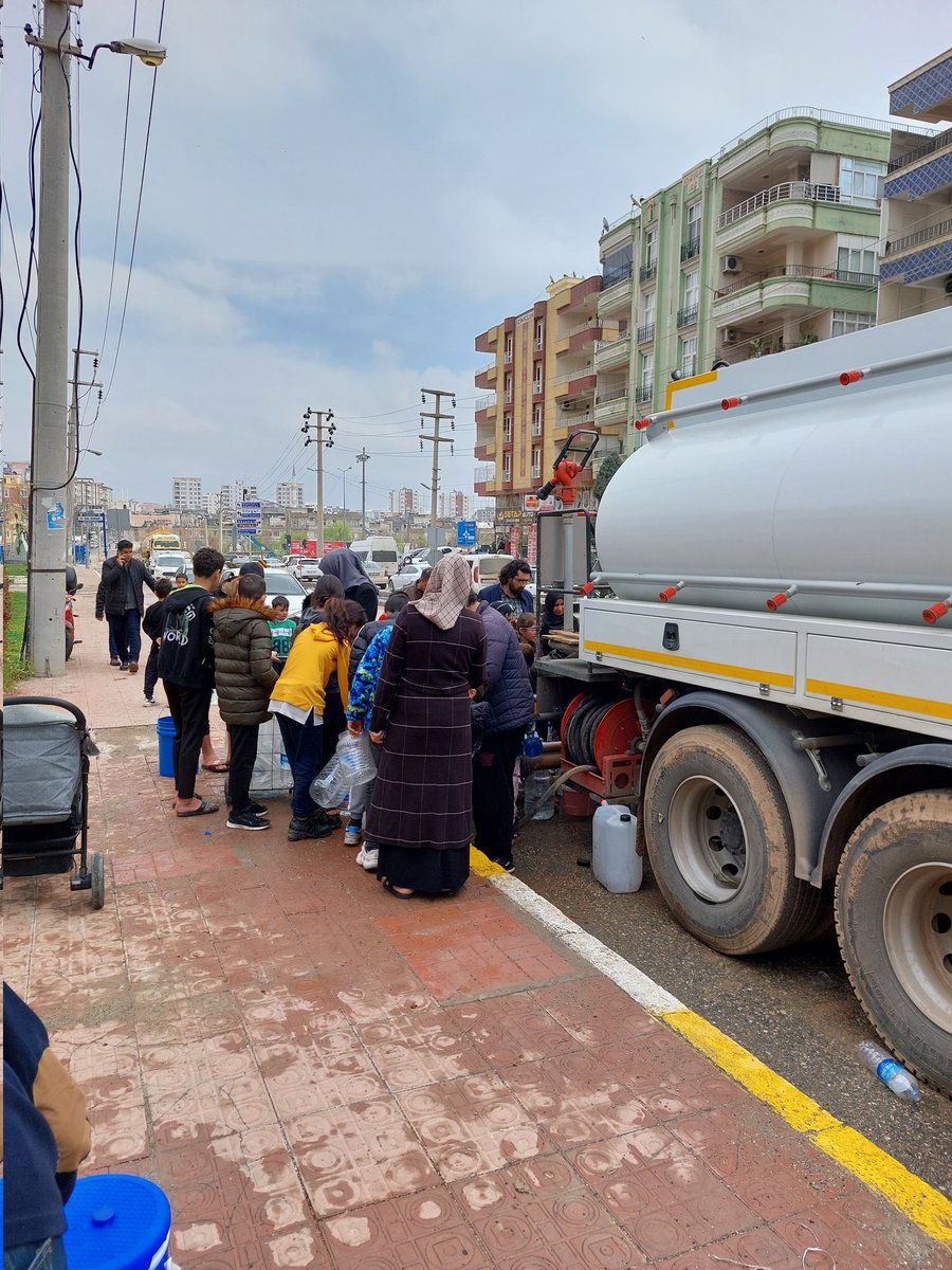 busrayeniceri's tweet photo. Bir gün önce selden sudan kaçtık her yer mahvoldu. Şimdi de evde susuz kaldık. #urfadasuyok https://t.co/0zbRevmGNy