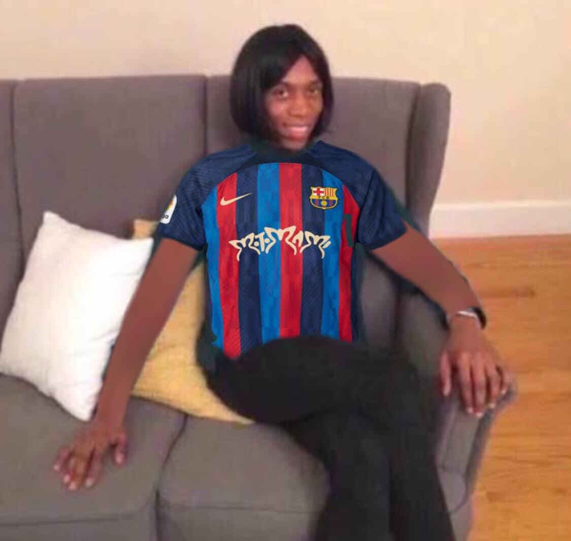rosaliarepa's tweet photo. Yo usando mi playera del Barcelona x Motomami después de decir que detestaba los fifes y que el fútbol era el deporte más horrible https://t.co/DOvqIJl5I3