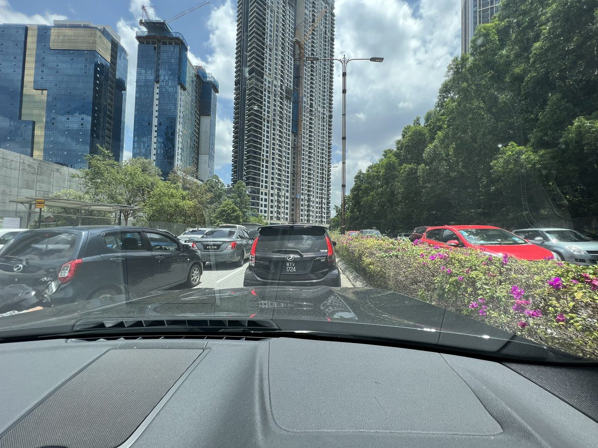 elzalyff's tweet image. Rasanya tak sesuai bila @mattafair diadakan pada hari Jumaat di @matrade Jalan Duta. Jem yg panjang &amp;amp; lama di sepanjang Jalan Sultan Haji Ahmad Shah disebabkan qariah ingin ke Masjid Wilayah utk sholat Jumaat. @myJAWIKL .
#mattafair2023