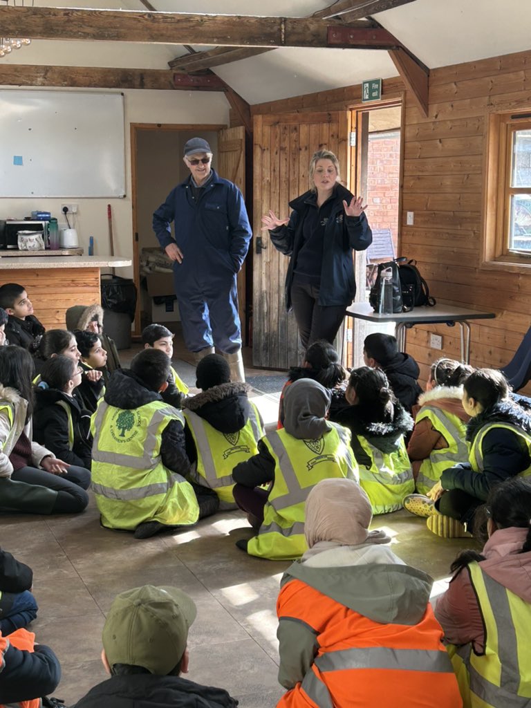 APSMissKR's tweet photo. Year 4 have arrived at the farm, we are so very excited! @AndertonPark https://t.co/TrOo8Xp9uZ