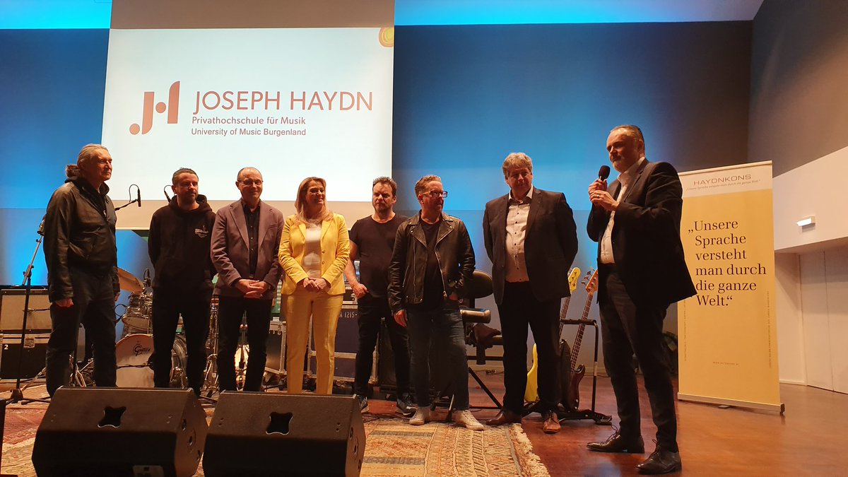 "Das Joseph #Haydn Konservatorium #Eisenstadt hat die Akkreditierung zur Privathochschule erhalten", verkündet  <a href="/DoskozilPeter/">Hans Peter Doskozil</a>. I Want To Feel Real Love, spielt die Robbie Williams Band.
