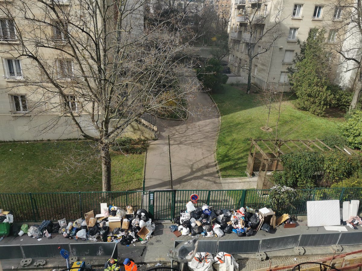 YolandeAdjibi's tweet photo. @Mairiedu20 @Paris @Anne_Hidalgo  Soutenir un mouvement social oui, faire l'impasse sur le droit de chaque citoyen à vivre dans un environnement sain NON. Plus d'1 semaine que nous vivons entre ordures et travaux. Combien de temps encore ? https://t.co/72ZjGD798K
