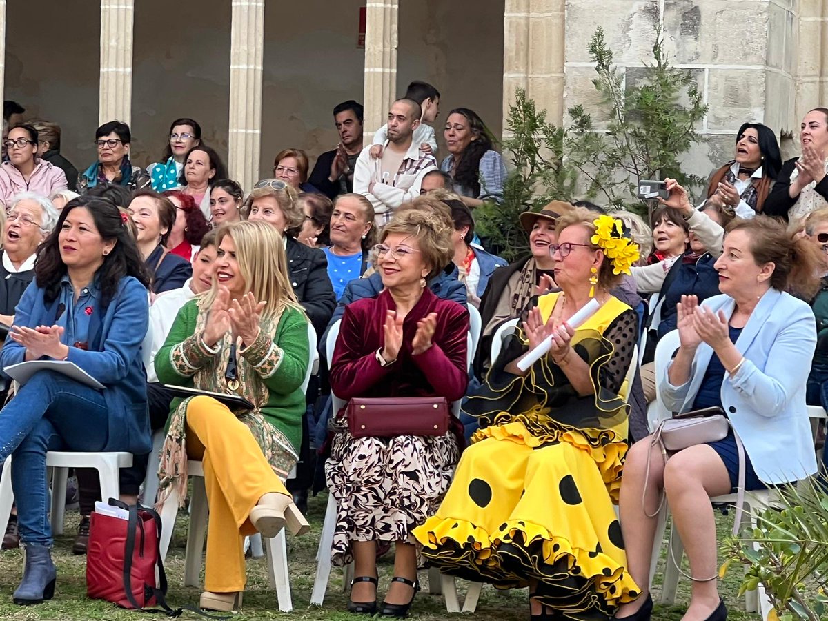 ciudadjerez's tweet image. #8M2023 

Los Claustros de Santo Domingo se han vuelto a llenar esta semana de #ModaFlamenca gracias a una actividad enmarcada en la programación por el #DiaDeLaMujer 

No hemos querido perdernos el X Encuentro Mujeres en Pasarela 'Mujeres con esencia' de la AMM Nuevos Aires