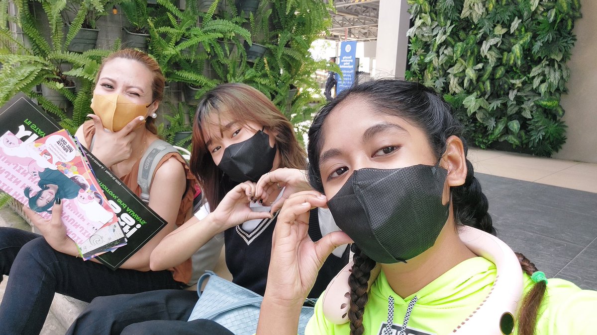 Eunsoul71's tweet photo. Had so much fun with my new Stay friends met at the concert! Thank you din sa mga nagbigay ng freebies sa concert. You did such an amazing job! I love you all!❤

#SKZinManila2023 
#StrayKids_2ndWorldTour_MANIAC 
#StrayKidsinManila https://t.co/0uvHafFAML