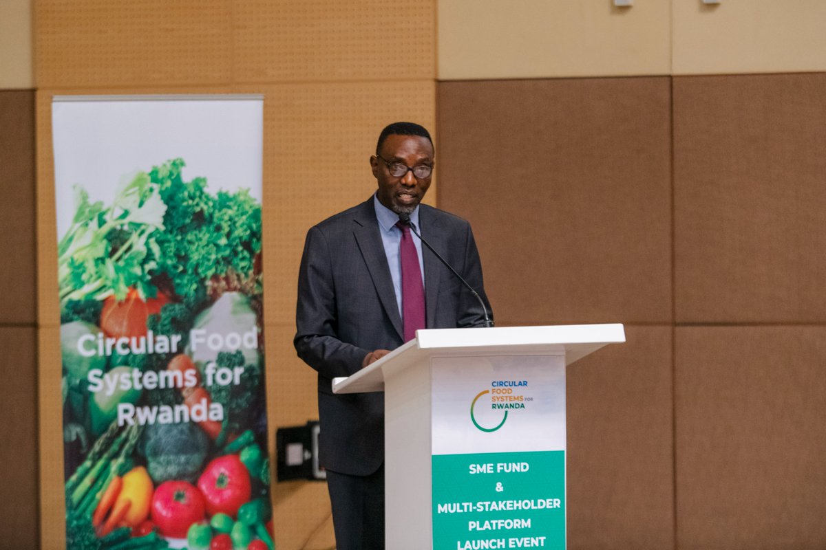 RwandaCPCIC's tweet photo. Director General @RwandaIndustry Dr. @BirameSekomo: Rwanda is among the most advanced countries in Africa in the circular economy transition. For almost two decades, #Rwanda has put environment and climate change at the heart of its transformation journey. #CircularFoodRwanda https://t.co/fmNXHJa6Rk