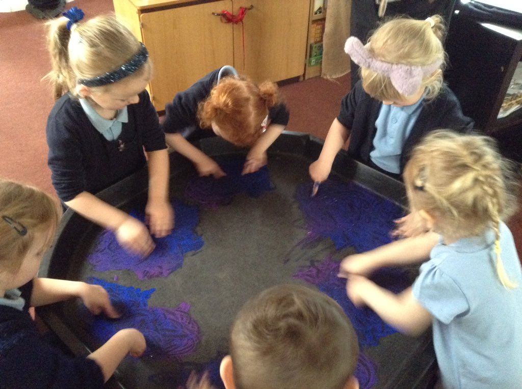 MrsECunningham's tweet photo. We practised our mark making using paint and glitter sand during our write dance session. https://t.co/QJ9rkIqwDZ