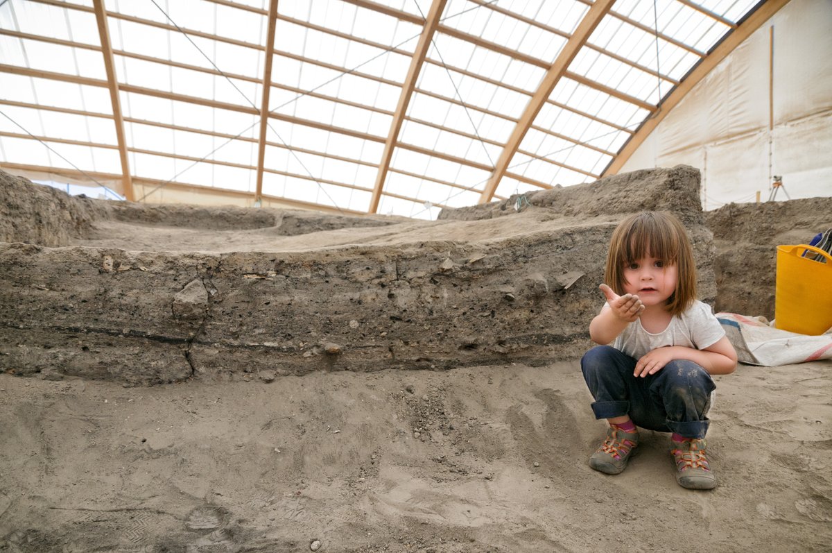 sdhaddow's tweet photo. Take your daughter to work day, #archaeology edition. Çatalhöyük, Turkey 2016. #FieldworkFriday https://t.co/9yqZ3Ow8sD