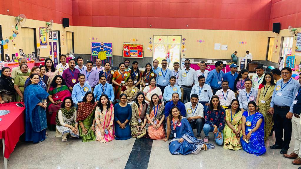 dilli_shiksha's tweet photo. From Bag full to Bag less days,
An overview of initiatives like MT-TDC program, Mindset curricula, Project Voices and E magazine was shared with the delegates of #Uttarakhand
by Dr. Rakesh Rahi, DDE and
HOS Ms. Mamta Saluja at GGSSS, Anandwas, Kohat Enclave!
#DelegatesVisit https://t.co/MqSRz0ZGe7
