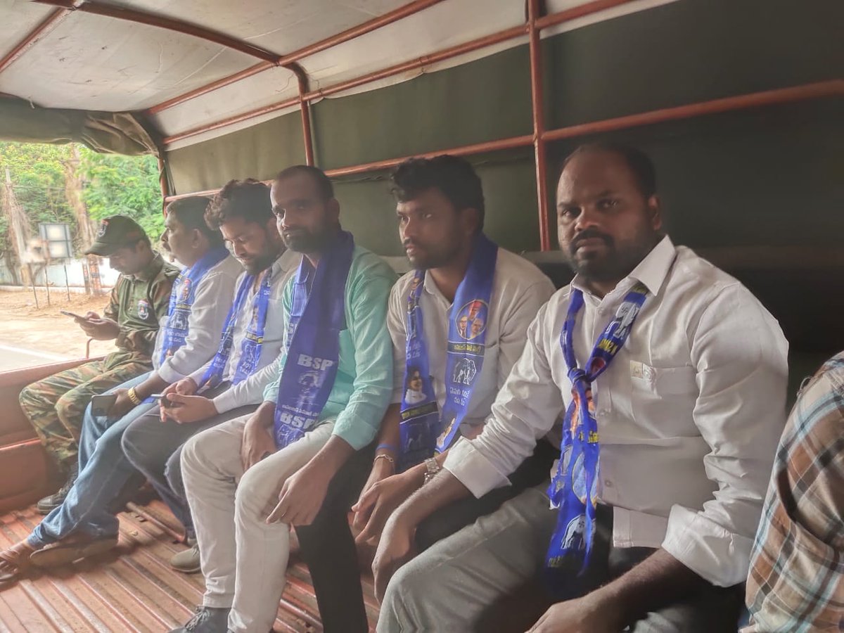 AshwinRSP's tweet photo. డాక్టర్ ఆర్ఎస్ ప్రవీణ్ కుమార్ ఇంటి ముందు కల్వకుర్తి నియోజకవర్గం బిఎస్పి నాయకులను అరెస్టు చేసి మొయినాబాద్ పోలీసు స్టేషన్ కు తరలించారు@RSPraveenSwaero
#RSP4UnemployedYouth
#BSP4UnemployedYouth
#BSP4Transparency
#RSP4Transparency
#CancelGroup1
#CancelTSPSC
#RSPHungerStrike
#TSPSC https://t.co/XrXWHRtGfg