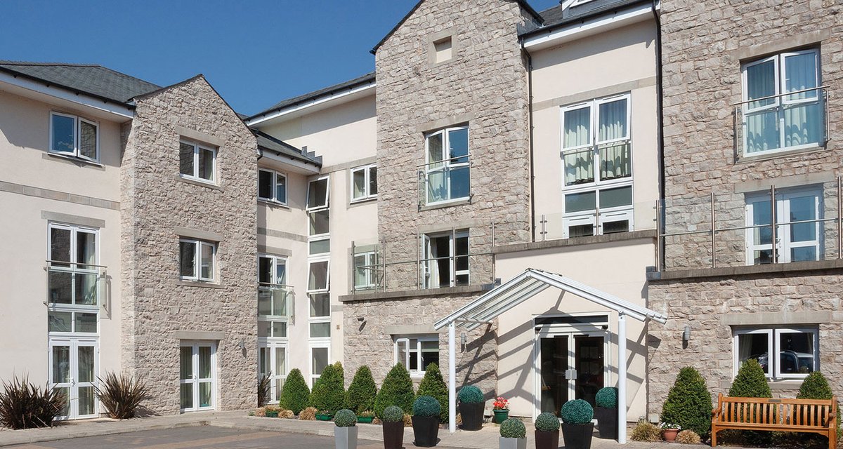 DFN_PS_Kendal's tweet image. An amazing start to Brad and Patrick&apos;s 3rd rotation. Using all the skills they&apos;ve learnt @UHMBT and embracing new challenges at this amazing local employer #happyfutures #DFNProjectSEARCH #SupportedInternships #abbeyhealthcare #NSID #NHS #KendalCollege #Right2Work #collaboration