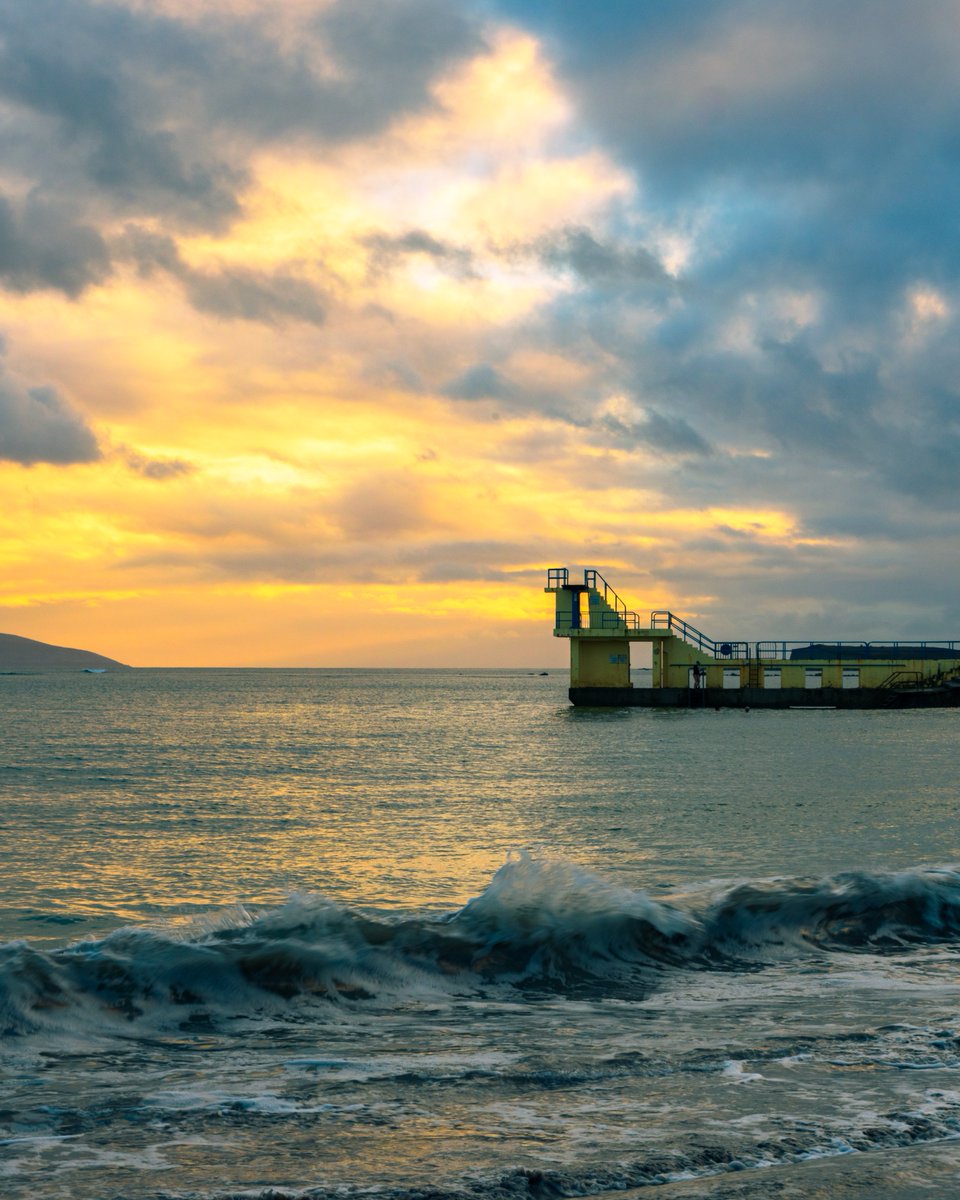 📍 Salthill, Galway

Happy Paddy's Day Everyone! 🇮🇪☘️

#VisitGalway #StormHour @StormHour