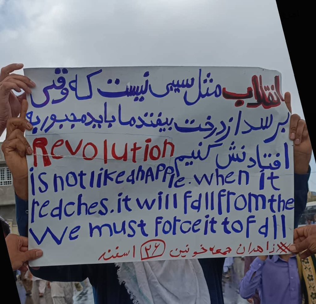 khodesepid's tweet photo. هر هفته پلاکارد های زاهدان هوشمندانه‌تر و مفهومی تر میشن.
«انقلاب مثل سیبی نیست که وقتی برسد از درخت بیفتد، ما باید مجبور به افتادنش کنیم»
۲۶ اسفند ۱۴۰۱، زاهدان
#مهسا_امينی‌ 
#IranRevoIution https://t.co/5VknDxSUFS