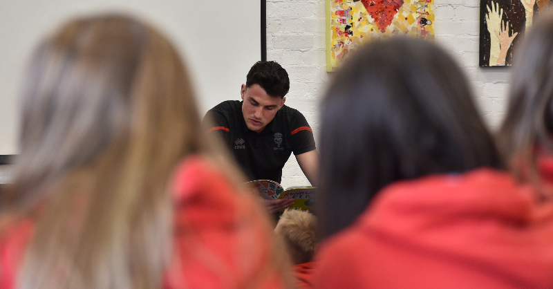 LincolnCity_FC's tweet photo. 📖 City captain Regan Poole recently visited @SbSPrimary as part of their mystery reader initiative. 

Read more here ⤵️

#WeAreImps | #ImpsAsOne