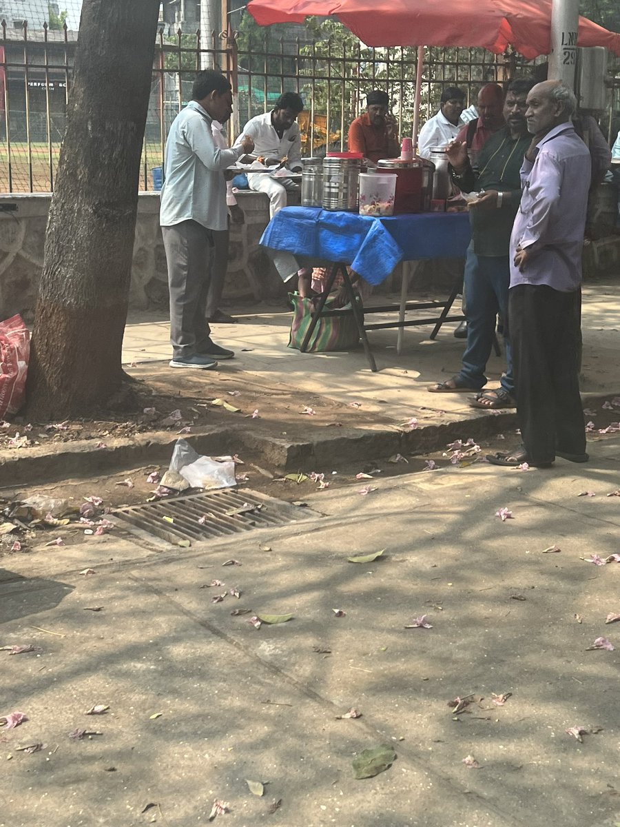 Such discipline,no #illegalFoodStall encroaches on others menu & they also provide sitting space courtesy @mybmcWardFN ,water for hand wash & dustbin. Shameful @IqbalSinghChah2 @AshwiniBhide @CPMumbaiPolice @WadalaForum @mumbaimatterz @MNCDFbombay #FreeOurFootpaths @diptivsingh