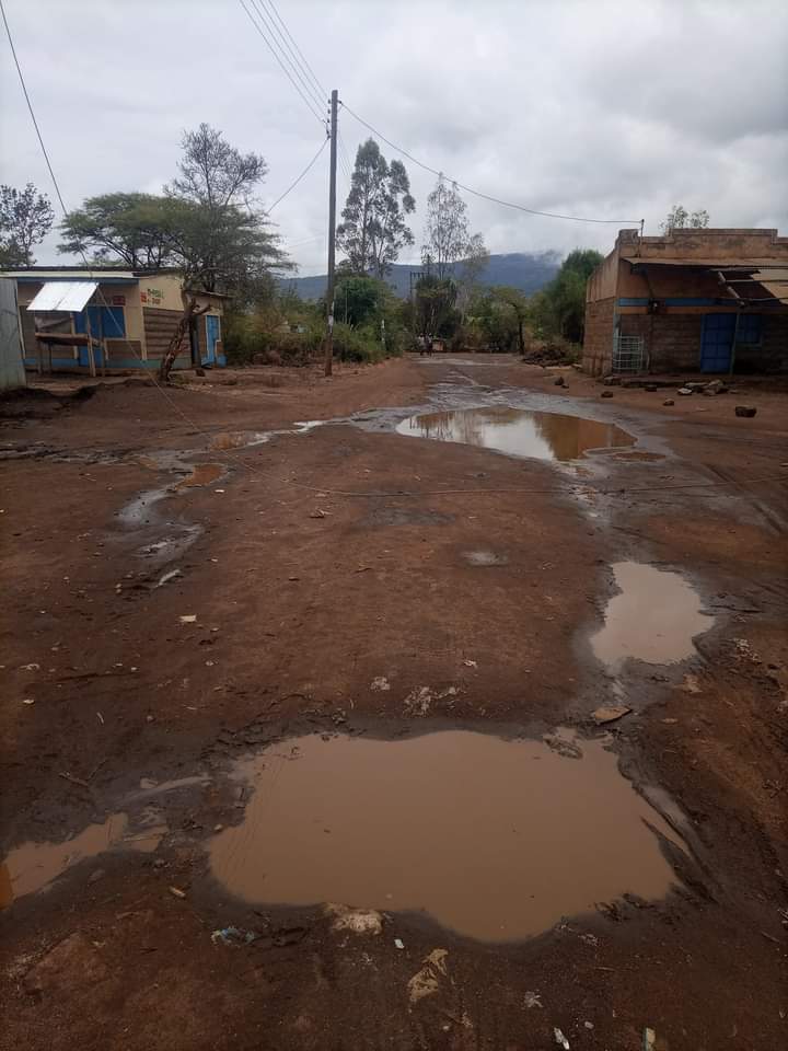 vickmaths's tweet photo. @DigiWizz @KenyaPower_Care iii ni hatari sana. Pls fix this https://t.co/2CTZ3OLKcz