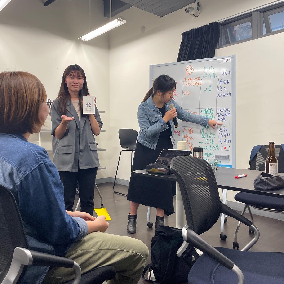 swpave's tweet photo. 因為今天的 #beerlab 討論到啤酒裡的地方感,所以上週發給同學空白明信片,要他們回去構思一款足以代表呆大的百年紀念啤酒。果然收回來的設計千奇百怪,有添加杜鵑花的、有要加奶蓋的,甚至有大玩諧音梗的。 https://t.co/n0yQvPlQWt