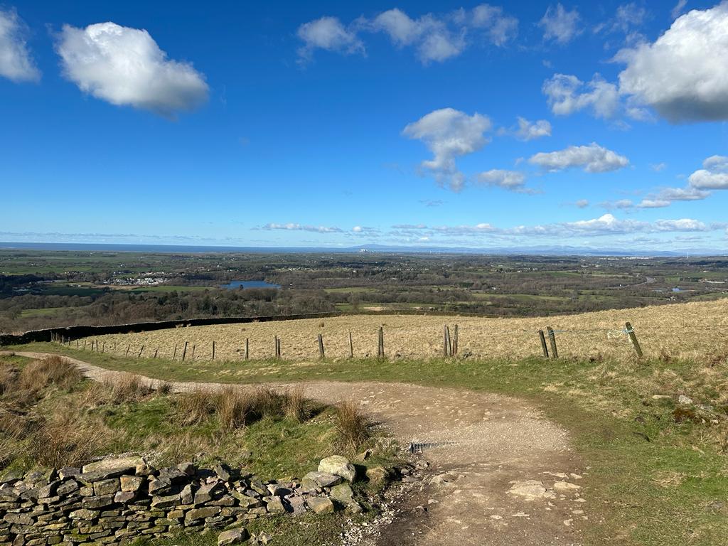 Happy Friday 🥳

Now we're past the snow last week, we thought we'd end this week by sharing a beautiful bit of blue sky from our very own Lancashire! ☀️

#ukscenery #staycationuk #blueskies #spring #perfectparks #holidayhome #uktourism
