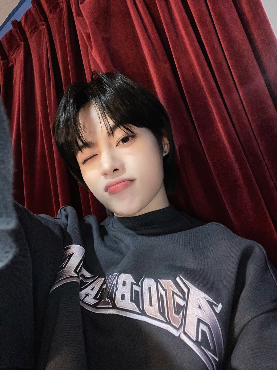 muchbini's tweet photo. 흑발셀카라니 말도안대. . .
너무좋은데어떡함 https://t.co/CBAB6KRVJE