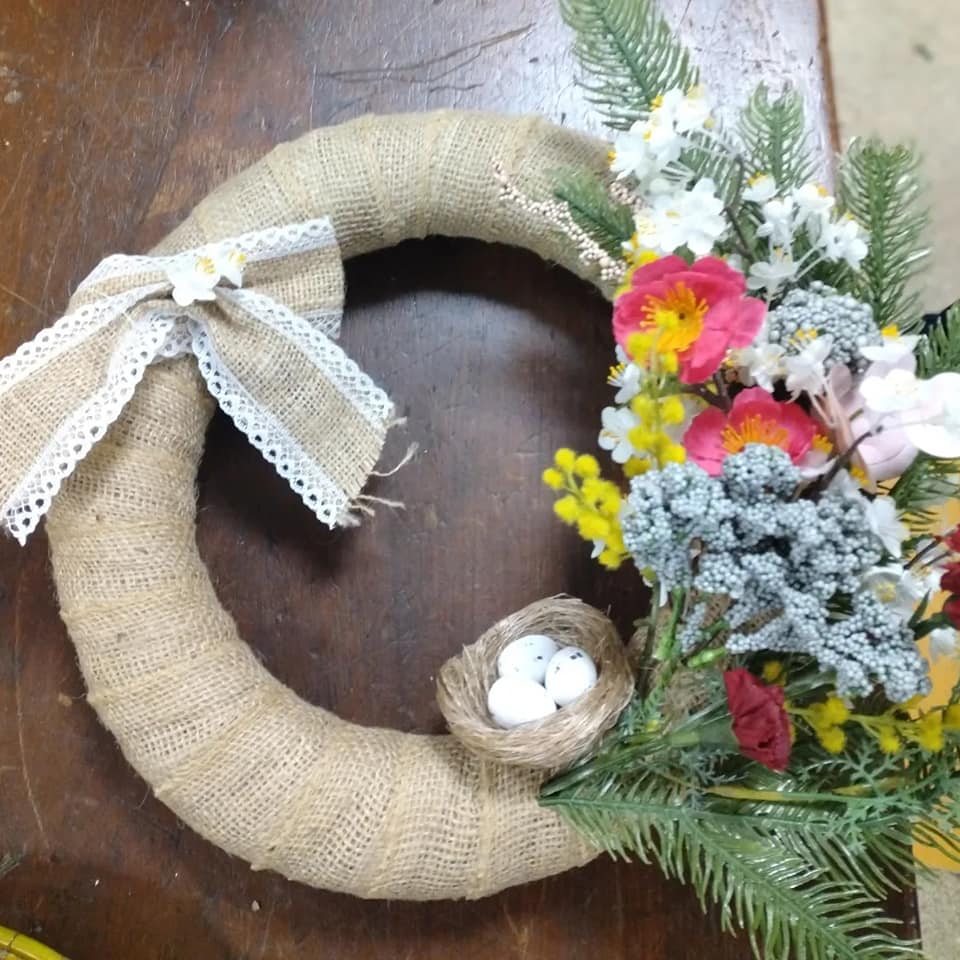 AdultEduIre's tweet photo. Some more work from this term's classes ☘

📷 Baking at Ashbourne CS; Cake decorating at Pobalscoil Neasáin; Art at Old Bawn CS and DIY Wedding Flowers at Douglas CS

#weddingflowers #stpatricksday #artcourses #cakedecorating #adulteducation #nightclasses https://t.co/Wrpmxniqx7