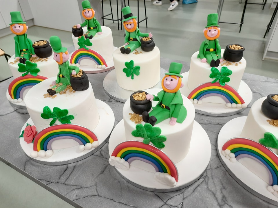 AdultEduIre's tweet photo. Some more work from this term's classes ☘

📷 Baking at Ashbourne CS; Cake decorating at Pobalscoil Neasáin; Art at Old Bawn CS and DIY Wedding Flowers at Douglas CS

#weddingflowers #stpatricksday #artcourses #cakedecorating #adulteducation #nightclasses https://t.co/Wrpmxniqx7