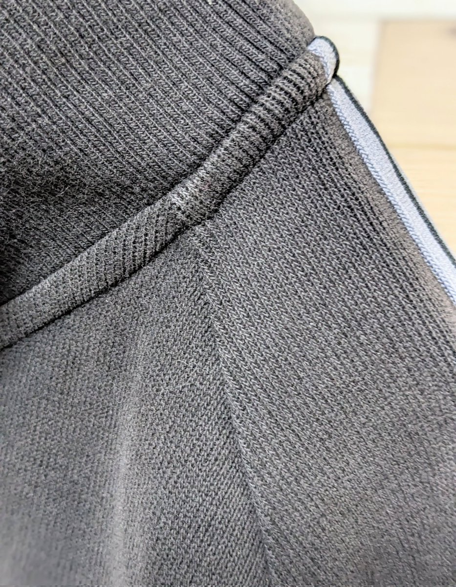 mercari2021's tweet photo. 生地感が良いアイテムの入荷です☺【UNIQLO】ジップアップのスウェットでダブルラインがスポーティで、肌触りが良きです✨　
https://t.co/LplV4ZLwoi
#UNIQLO
#ユニクロ
#スウェット
#ジャージー
#ジップアップ
#スポーティ
#ライン
#スタンドネック
#メンズファッション
#LLサイズ
#格安
#美品
#人気 https://t.co/dZUblEsjMl