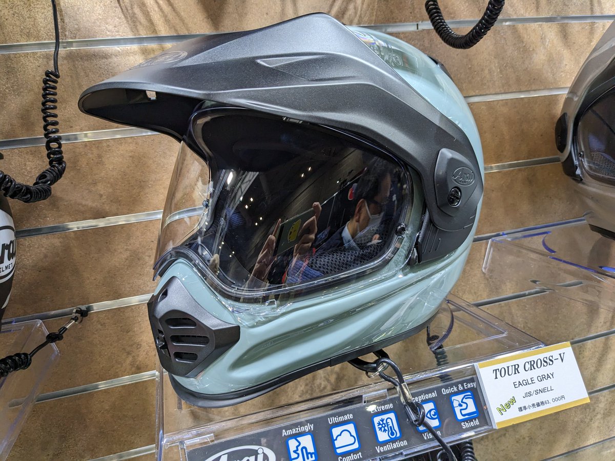 mountainboooy2's tweet photo. アライの新型アドベンチャーヘルメットが発表されてた。参考カラーだけど、良い感じ。風対策も取られてそうなので高速でも使えるのかな。現行のツアークロス3はかなり風を受けるもんなー　#大阪モーターサイクルショー https://t.co/P2eo0YUe8R