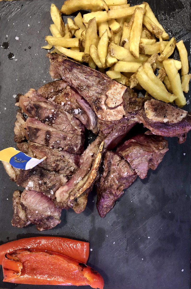 futurobloguero's tweet photo. T-bone de frisona. #carnaka #meatmeatmeat https://t.co/8kVkG4J5TH