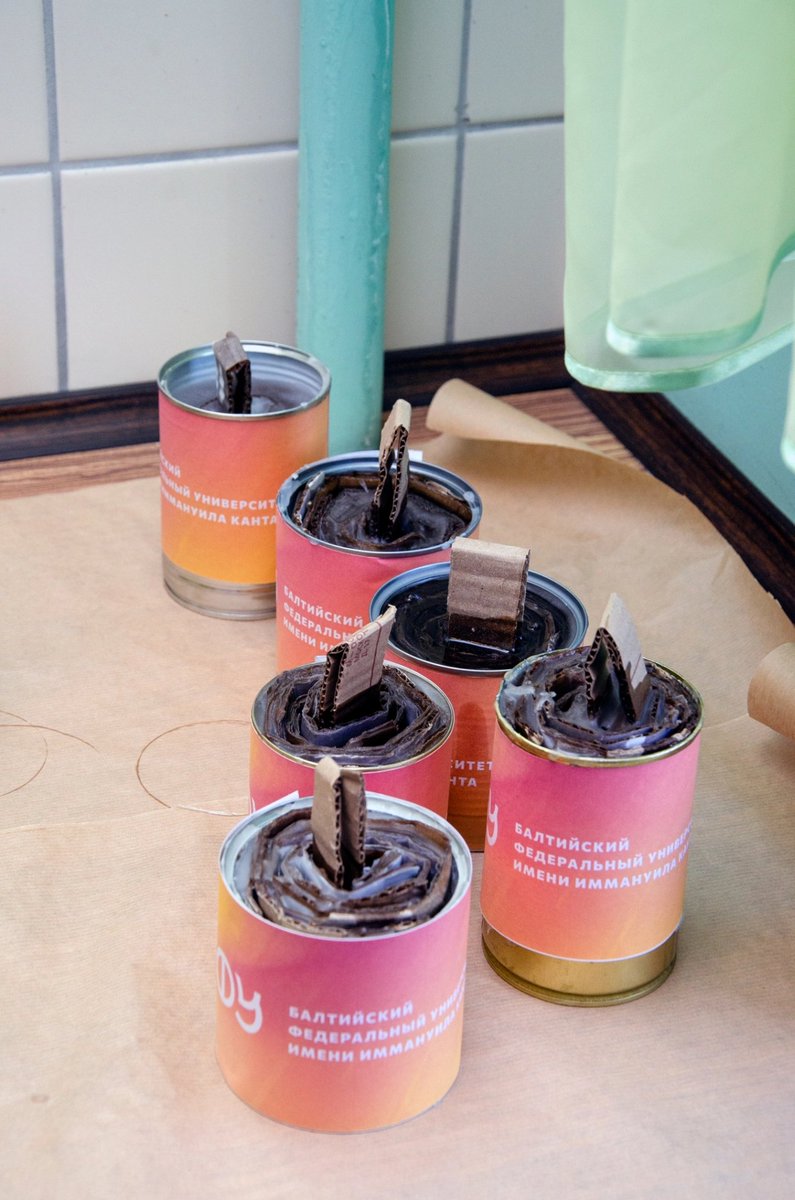 MID_Kaliningrad's tweet photo. 🇷🇺 Look how Immanuel Kant Baltic Federal University (Kaliningrad) rector and students make bunker candles 🕯️ with their own hands for soldiers participating in #Russia's military operation in #Ukraine
📷 @Ikbfu_eng
#DonbassLivesMatter
#NoOneLeftBehinde #ZaПобеду https://t.co/mbg4LhWWPS