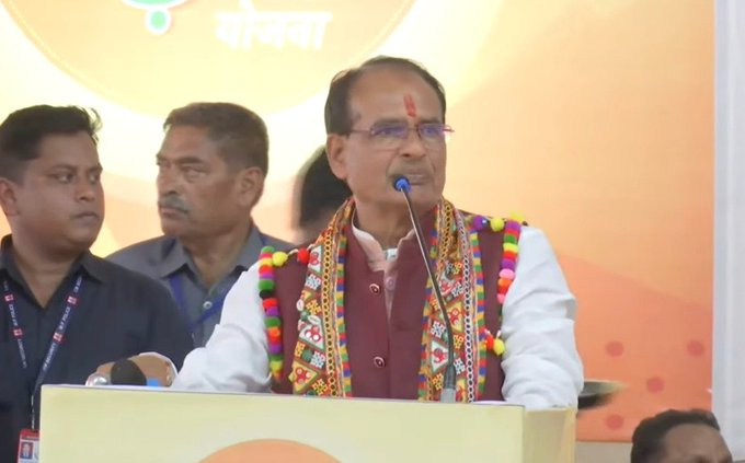 mp_wcdmp's tweet photo. बहनों-भाइयो आज सौभाग्य का दिन है। खरगोन अच्छा जिला है, यहां बेटा और बेटियों में भेद नहीं किया जाता। प्रदेश में कई ऐसी जगह हैं जहां पहले बेटा-बेटियों में भेद किया जाता था। भगवान ने स्त्री-पुरूष समान बनाए, इसलिए दोनों को बराबर का स्थान मिलना चाहिए: सीएम श्री @ChouhanShivraj https://t.co/RKHUelTZcU