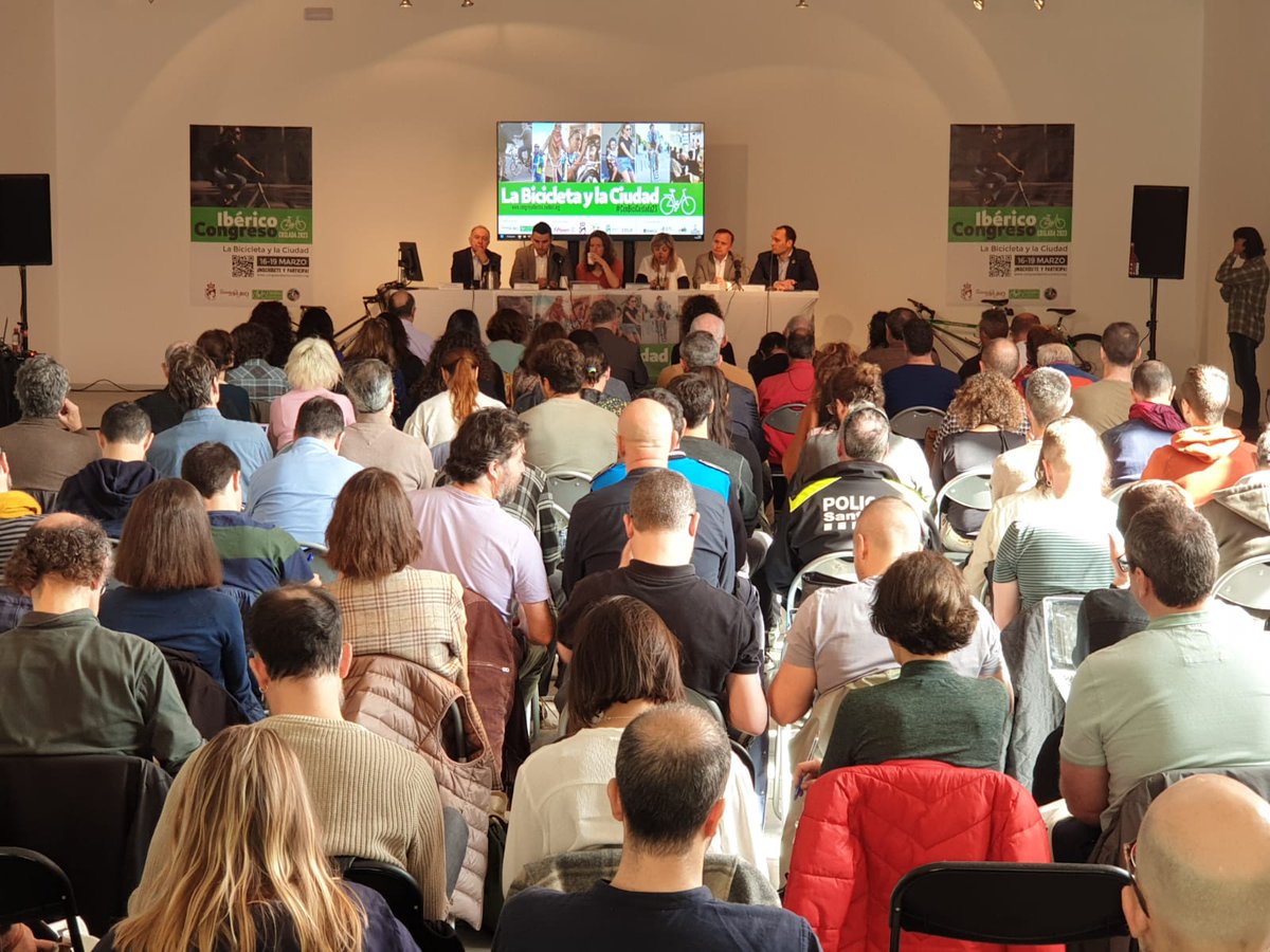 RedCiudadesBici's tweet photo. Apertura institucional del #CongresoIbérico de la 🚲

Antoni Poveda (@AntoniPovedaSJD), Presidente de @RedCiudadesBici, destaca el reto de las ciudades por conseguir espacios 100% ciclables

Participa junto con  @GemmaSimnMas,  @CosladaenBici, @fpcub, @Ayto_Coslada y @MSocialGob https://t.co/SiCBk6xvu0