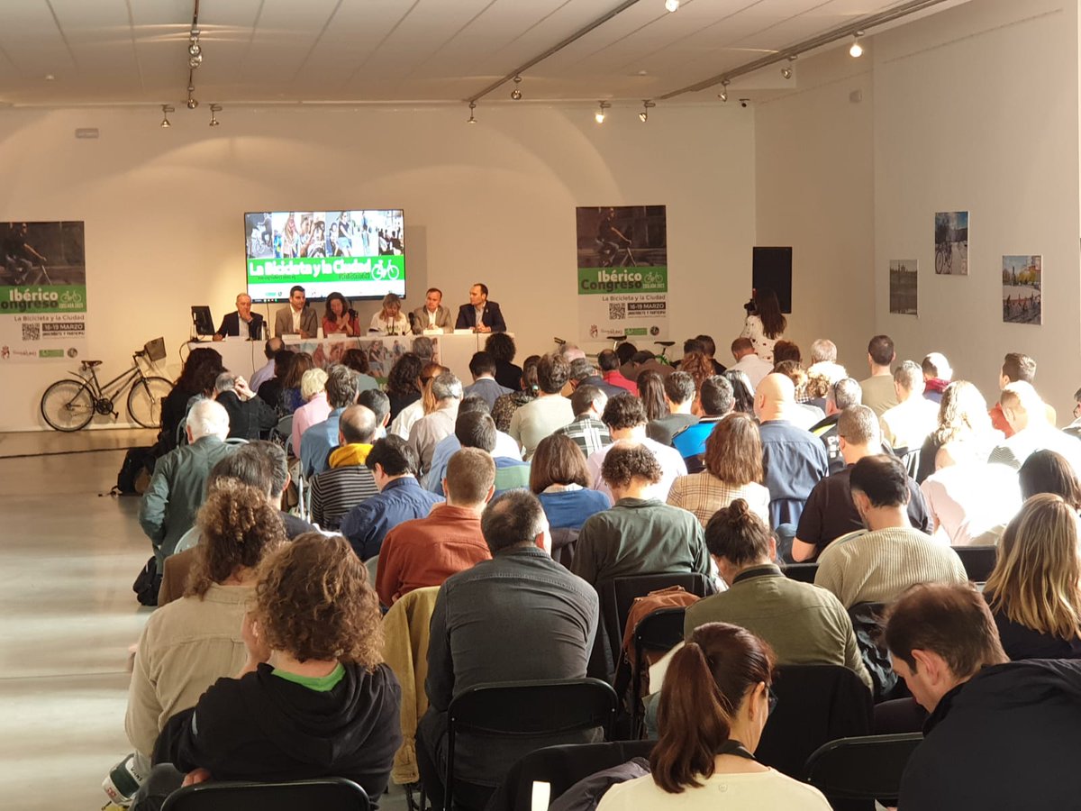 RedCiudadesBici's tweet photo. Apertura institucional del #CongresoIbérico de la 🚲

Antoni Poveda (@AntoniPovedaSJD), Presidente de @RedCiudadesBici, destaca el reto de las ciudades por conseguir espacios 100% ciclables

Participa junto con  @GemmaSimnMas,  @CosladaenBici, @fpcub, @Ayto_Coslada y @MSocialGob https://t.co/SiCBk6xvu0